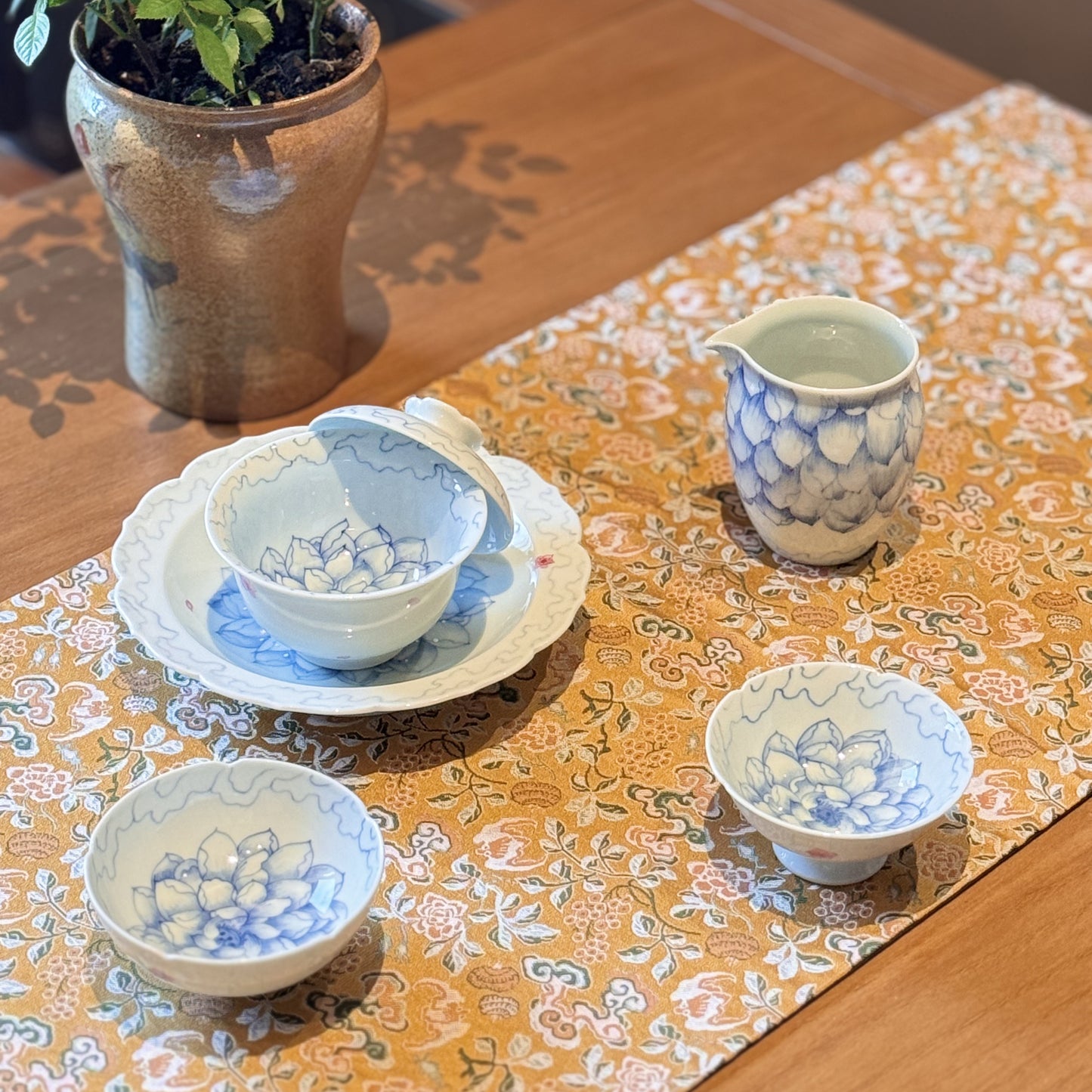 Qing-style Lotus-decorated Porcelain