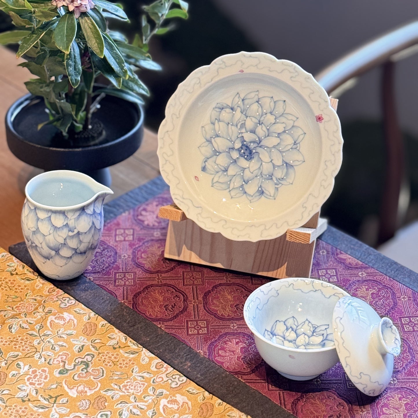 Qing-style Lotus-decorated Porcelain