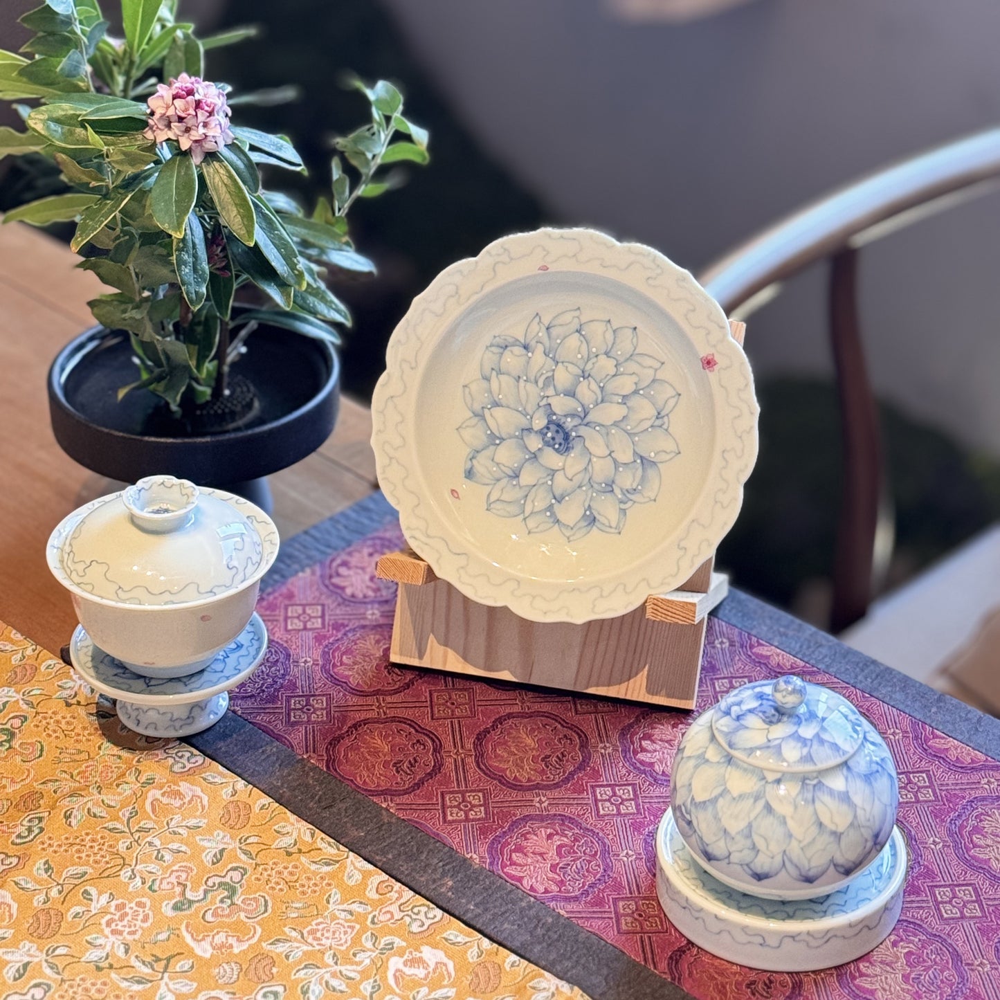Qing-style Lotus-decorated Porcelain