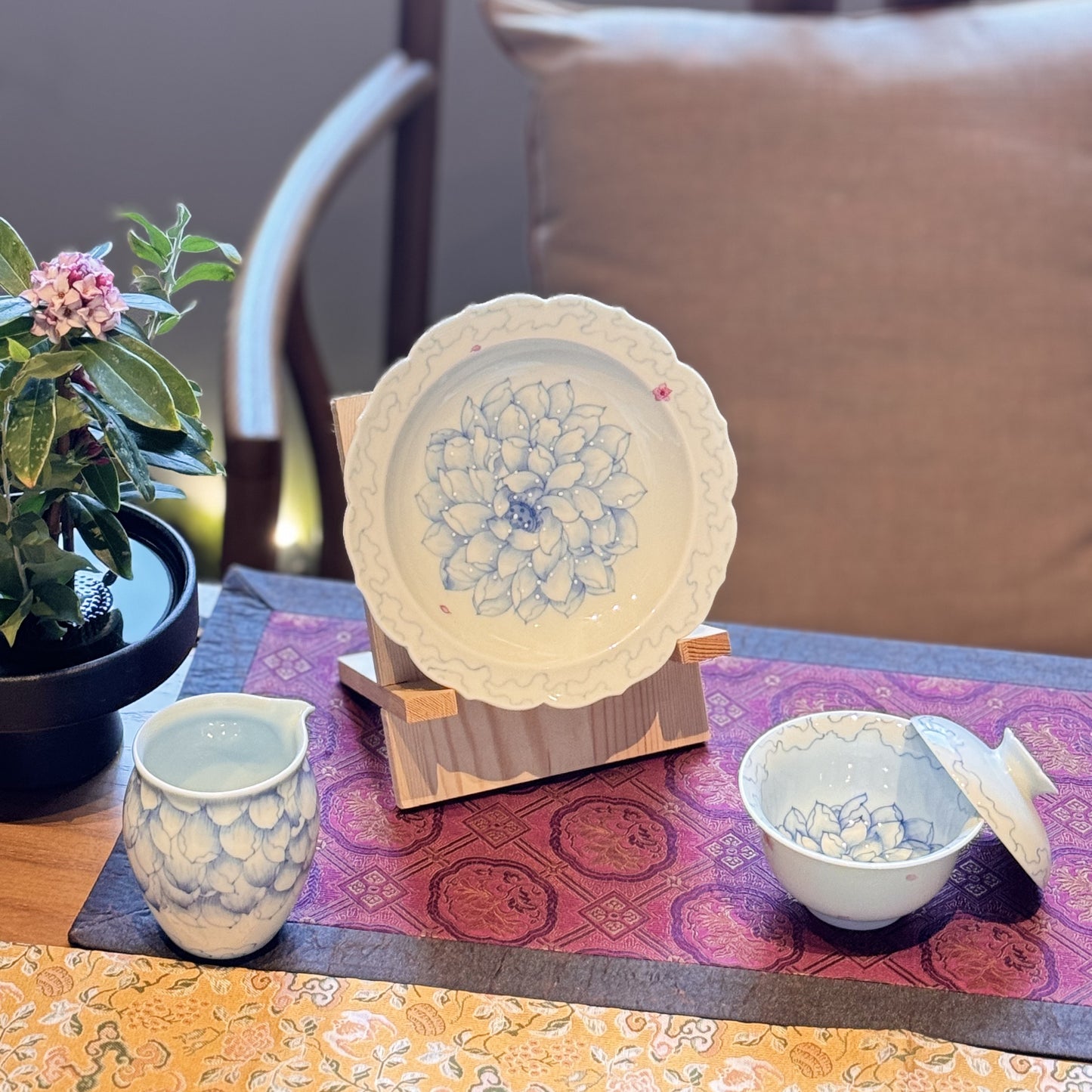 Qing-style Lotus-decorated Porcelain